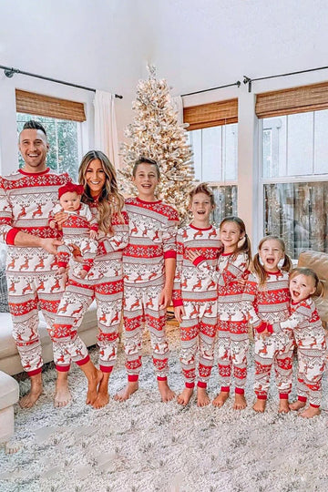Rødt snøfnugg og hjortemønster Christmas Fmaily matchende pyjamassett